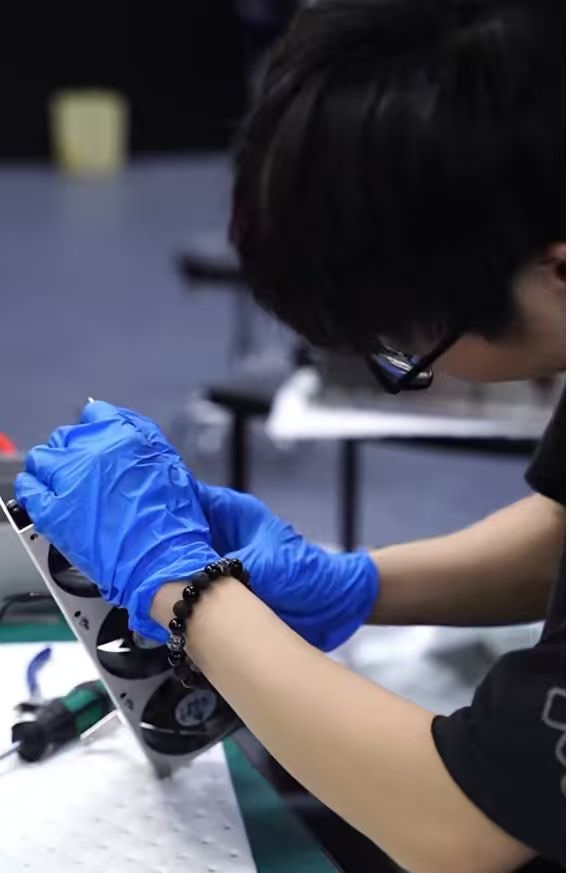 优能创工作人员进行精密部件装配